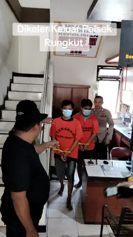 Pelaku dan penadah motor hasil curian di Polsek Rungkut #wong_jowo_86 #polisipresisi #poldajatim #fypシ゚viral #fyp 