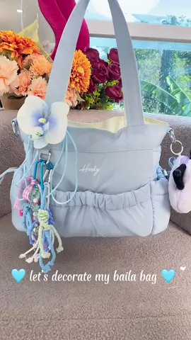 decorating baila bag with me ✨🩵 tas lucu ini aku beli dari Hody pas baru launching kemarin, jadi masih baru 😍 tasnya juga 2in1 bisa jadi totebag/slingbag atau handbag 🫰🏻 ditambahin bagcharm gini lucu bangeeeet hikssss 😭🩵🩵🩵 #bag #tas #bagcharm #totebag #slingbag 