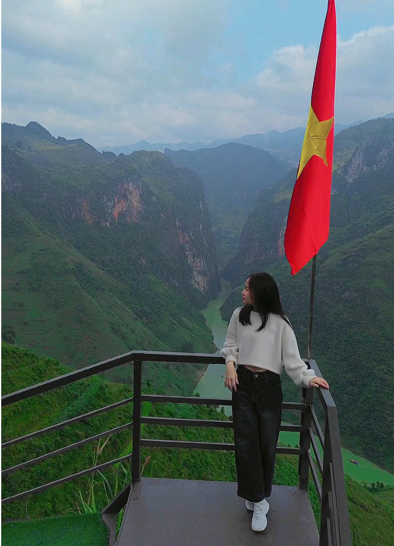 Giữa mây trời Mã Pí Lèng, em chỉ cần đứng yên — flycam lo phần còn lại 💚 #HàGiangCùngĐịnh #Panorama #ChillHàGiang #lichtrinhhagiang3ngay2dem #TourHaGiang 