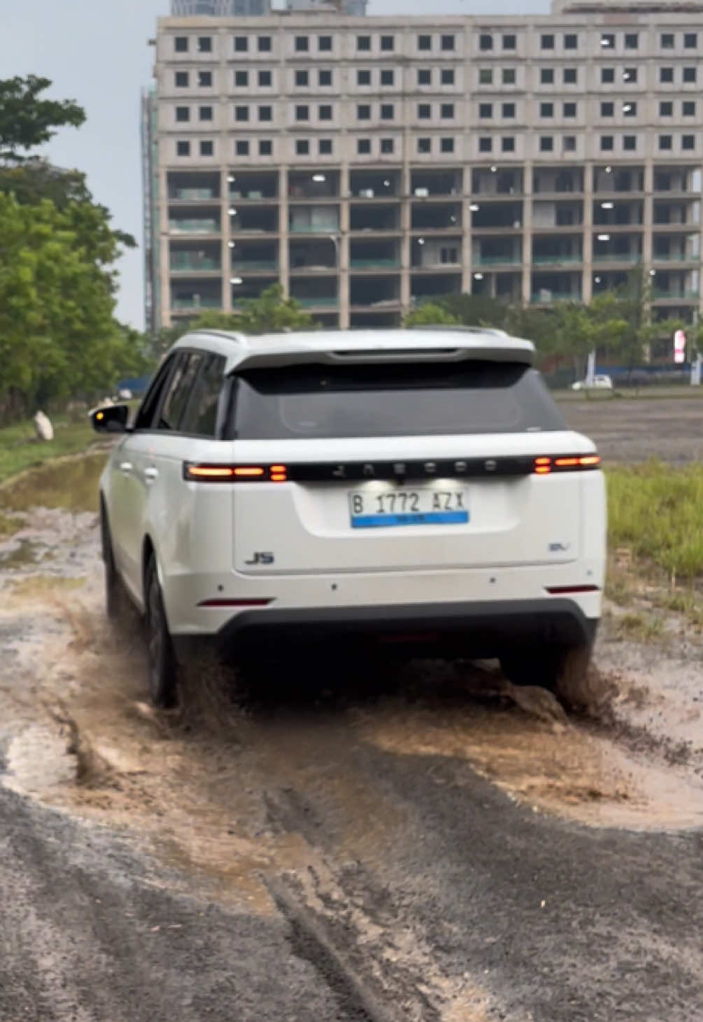 Dengan harga mulai 249jt, kalian bakal pilih Jaecoo J5 atau kompetitor dengan harga hampir 2 kali lipat? . Ride safe and Godspeed!✨ . #LugNutzAJ #jaecoo #jaecooj5 