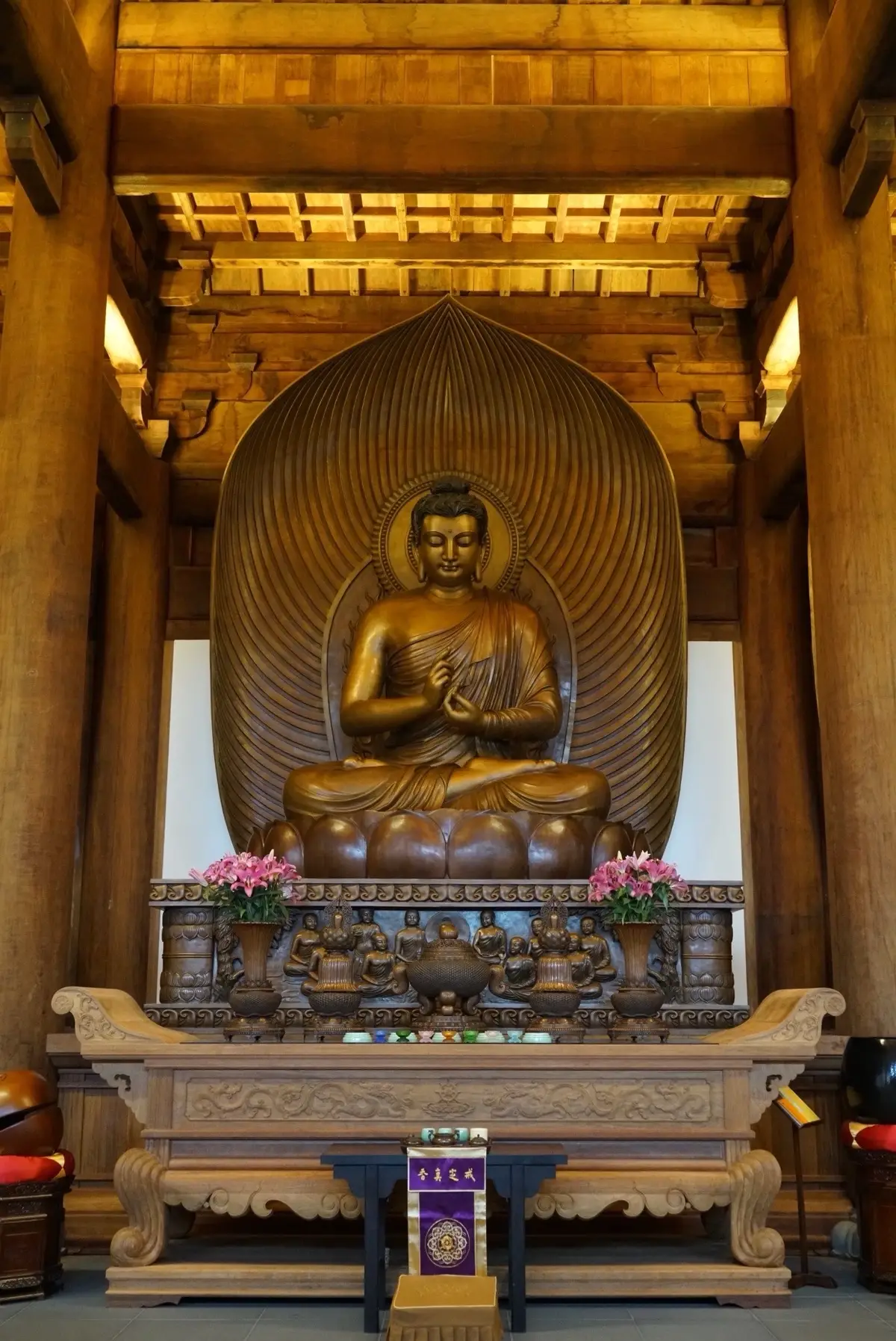 Nghe tưởng nghịch lý, nhưng đó là sự thật lạnh lùng của vận mệnh.  Vì một niệm thiện sai, đủ gieo loạn cả nhân quả.  ⸻  Người xưa nói: Làm thiện bằng công – tích phúc hữu dụng. Làm thiện sai chỗ – tiêu phúc vô ích.  Mỗi người đều có một kho phúc, nơi tích giữ năng lượng thuận Đạo để dưỡng mệnh.  “Nhân quả” không phải sự trừng phạt, mà là chuỗi cân bằng vận hành bằng phúc và nghiệp.  Phúc là dòng sáng nâng mệnh đi lên. Nghiệp là dòng đục kéo mệnh đi xuống. Làm thiện là bồi phúc. Nhưng làm thiện sai duyên, sai chỗ, sai thời lại chính là rút phúc của mình nuôi nghiệp của người.  Thiện không nằm ở vật chất, mà ở tầm nhìn sắc sảo của hành vi.  ⸻  Có kẻ dùng tiền bạc cứu kẻ sa đọa tưởng là hành thiện, nhưng kỳ thực là nuôi nghiệp, nối dài khổ đau cho người và cho chính mình.  Giúp sai người – phúc hóa nghiệp. Lại có người lặng lẽ dùng công sức, dùng trí tuệ khai mở cho một kẻ lạc tâm, mà gieo được hạt trí, hóa được nghiệp quả Giúp đúng duyên – nghiệp hóa phúc.  Bố thí lệch lạc — kho phúc khóa chặt. Dụng công đúng chỗ — đạo mở thông.  ⸻  Phật dạy: “Từ bi vô phân biệt”  vì Ngài đã đạt đến cảnh giới vô ngã. Ngài nhìn xuyên thấu nhân duyên, tùy cơ mà thuyết pháp, tùy duyên mà độ sinh.  Còn phàm nhân, khi ngã chấp còn nặng, mà hành từ bi vô trí, chính là dùng lòng thương để gieo loạn nghiệp.  Bởi vậy... Bố thí sai duyên, không phải là giúp người mà là rút phúc mình để nuôi nghiệp người.  Chỉ khi từ bi đi cùng lưỡi kiếm trí tuệ, thì phúc mới sinh, nghiệp mới hóa, đạo mới mở. Hiểu vậy mới không lạc...!  St.Tinh hoa cổ học #phatphapnhiemmau #xuhuong 