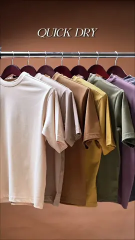 Stay cool all day 😎 T Shirt Quick Dry dengan bahan Interlock Double Face yang breathable banget ditambah dengan cuttingan boxy yang super nyaman dipakai seharian!