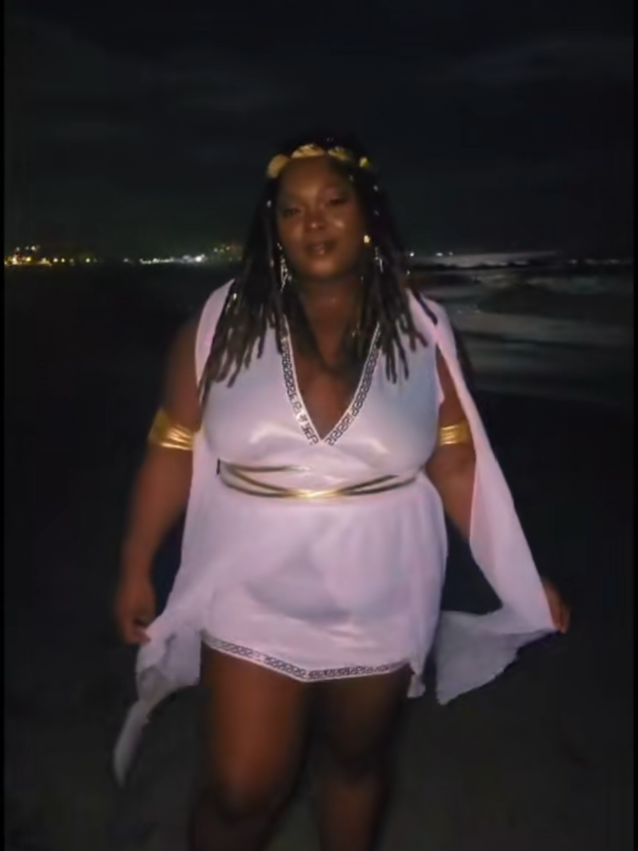 In my element 💦 In my Flow #goddessenergy #Plusiszebeauty #aphrodite #Goddessoflove#alignmentistheassignment 