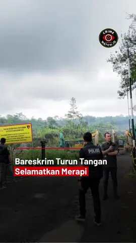 Bareskrim Polri kembali buktikan ketegasannya 💪 Tim yang dipimpin Brigjen Moh Irhamni turun langsung ke lereng Merapi — menyegel tambang pasir ilegal yang merusak kawasan konservasi Taman Nasional.  Hasilnya? Enam ekskavator, satu dump truk disita, dan jaringan tambang liar dengan omzet mencapai Rp 3 triliun berhasil diungkap. Langkah cepat ini disambut positif oleh Dinas ESDM Jawa Tengah, yang menilai Polri bergerak cepat, terkoordinasi, dan berpihak pada kelestarian alam.  Hukum harus berpihak pada keadilan dan alam, bukan pada uang. Salut untuk langkah cepat dan tegas Polri! #BareskrimPolri #CrimeWatchID #TambangPasirMerapi #TambangIlegal #IllegalMining              