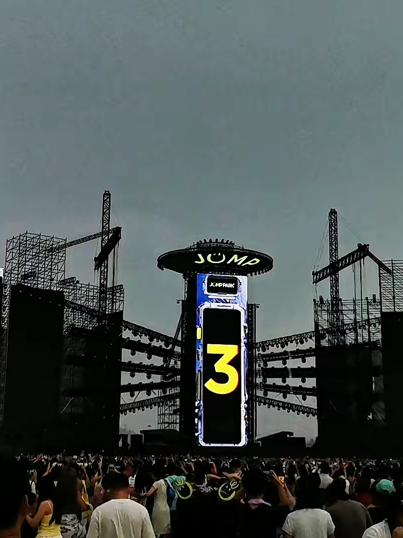 Nhìn góc này thấy sân khấu rất hoành tráng luôn á mọi người ơi, đẹp quá đi à Bài hát: Thoát Khỏi Bề Mặt Trái Đất - Tử Du | 「离开地球表面」 - 梓渝 • Jump Park Music Festival. Lễ Hội Âm Nhạc Jum Park Thanh Đảo. Cre: 顾小柔m（见过朋朋版 #梓渝 #ZiYu #TửDu #xuhuongtiktok #foryoupage