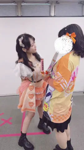 やってみたかったことがついにできた🙌🏻 このために、Tシャツとペンラと団扇持ってきたんだけど、 みゆたんに「ライブないのに持ってきたの！？」って言われて、初めてそこで確かに🫵と思った笑 やりたかったヲタクができて、ヘアメもしてきたかいがあったなぁ💕 #i_Ris #i_ris初アリーナマジみて  #i_Risアニメ  #久保田未夢 #沼落ち確定 