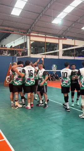 A LAS SEMIS!!!! 🤍💚 Seguimos con todo 💪🏻#volleyball #voley #copa #bariloche #amigos 