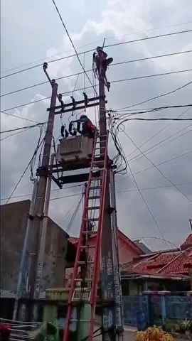 Pemeliharaan saluran udara tegangan menengah 👷 #fypシ #storywa #pln_indonesia #yantekpln 