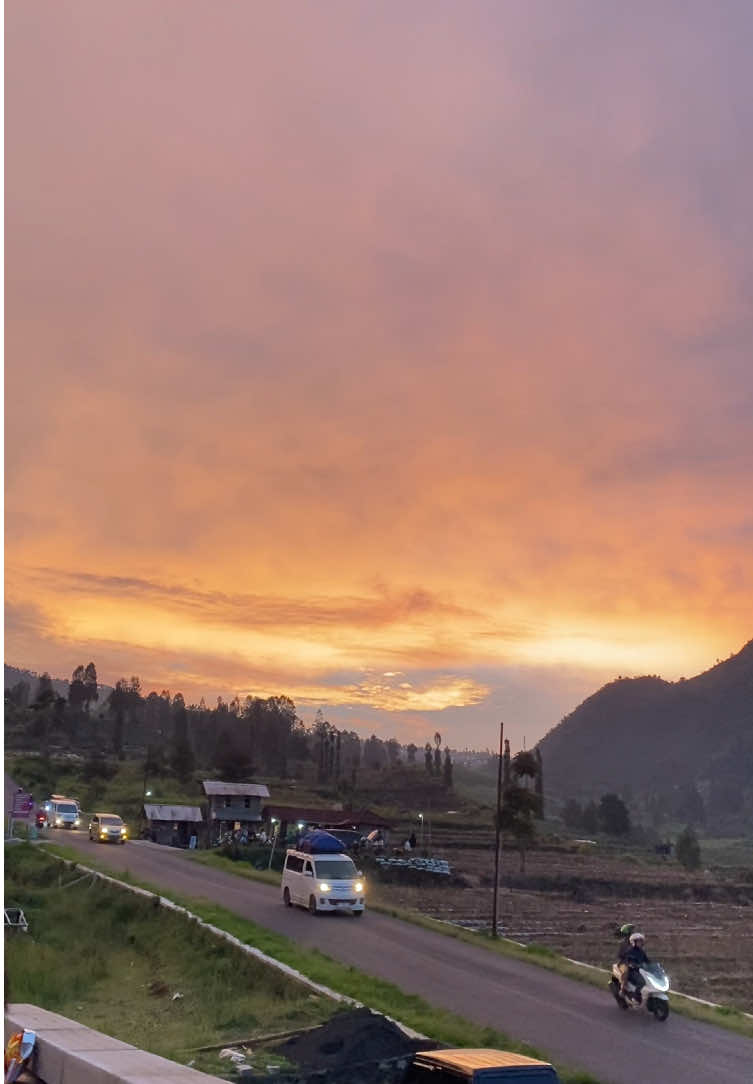 #temanggung #wisatatemanggung #senjasorehari #sindoro #fyp 