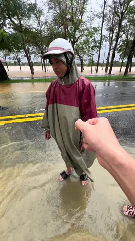 Chúng tôi là phóng viên 24/7 của TP Huế nha các bạn Cập nhật tình hình lụt hôm nay