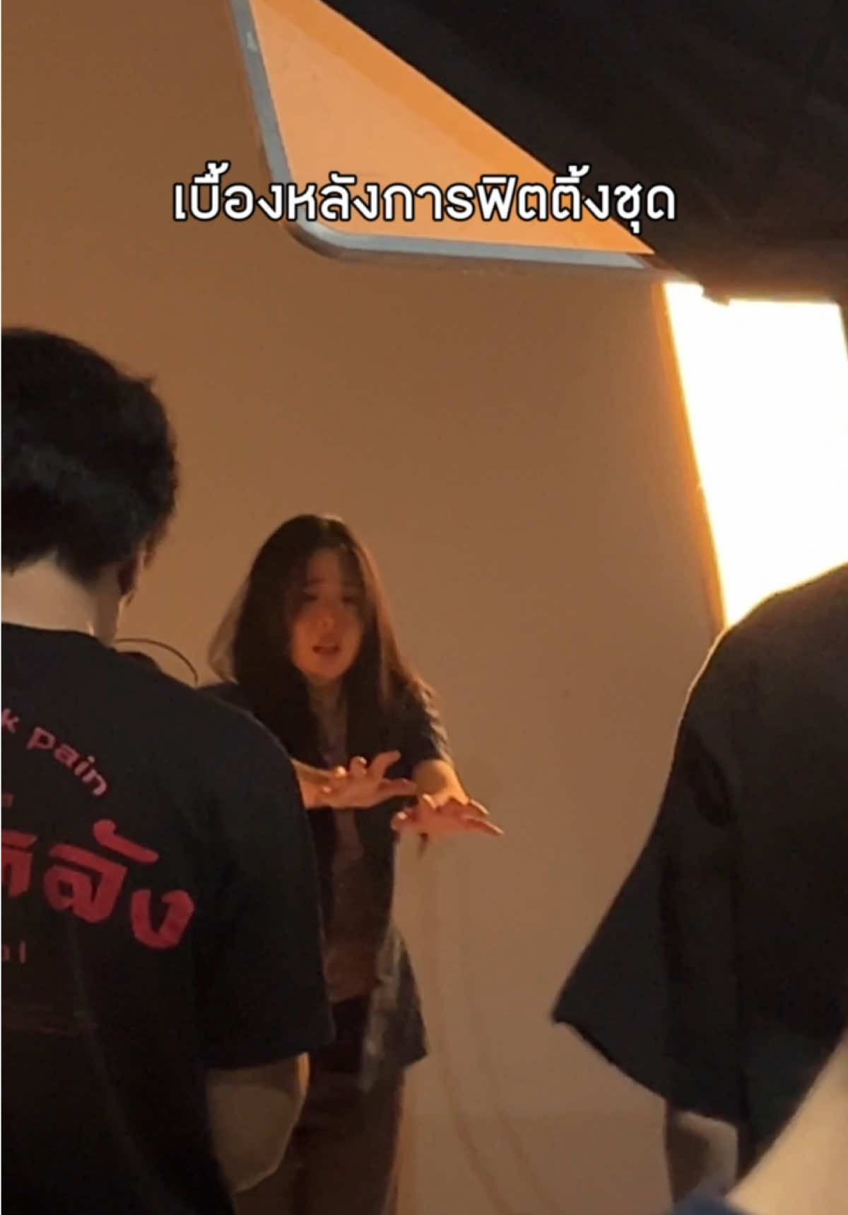 พวกแกวันนี้ชั้นพามาดูเบื้องหลังการฟิตติ้งชุดที่ไม่ใช่แค่การเปลี่ยนเสื้อผ้า… ซีรีส์ Zomvivor ออนแล้วใน Netflix #zomvivorseries #netflix #เจนิส #netflixthailand #มหาลัยคลั่ง