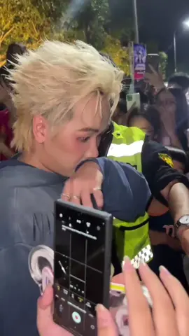 Sao mà anh tài xế đi mất tiêu khóa cửa luôn vậy 🤣🤣🤣 Cre: minethaychua #DJHino #ProducerHino #ProdbyHino #HinoProducer #Hinoinyourmind