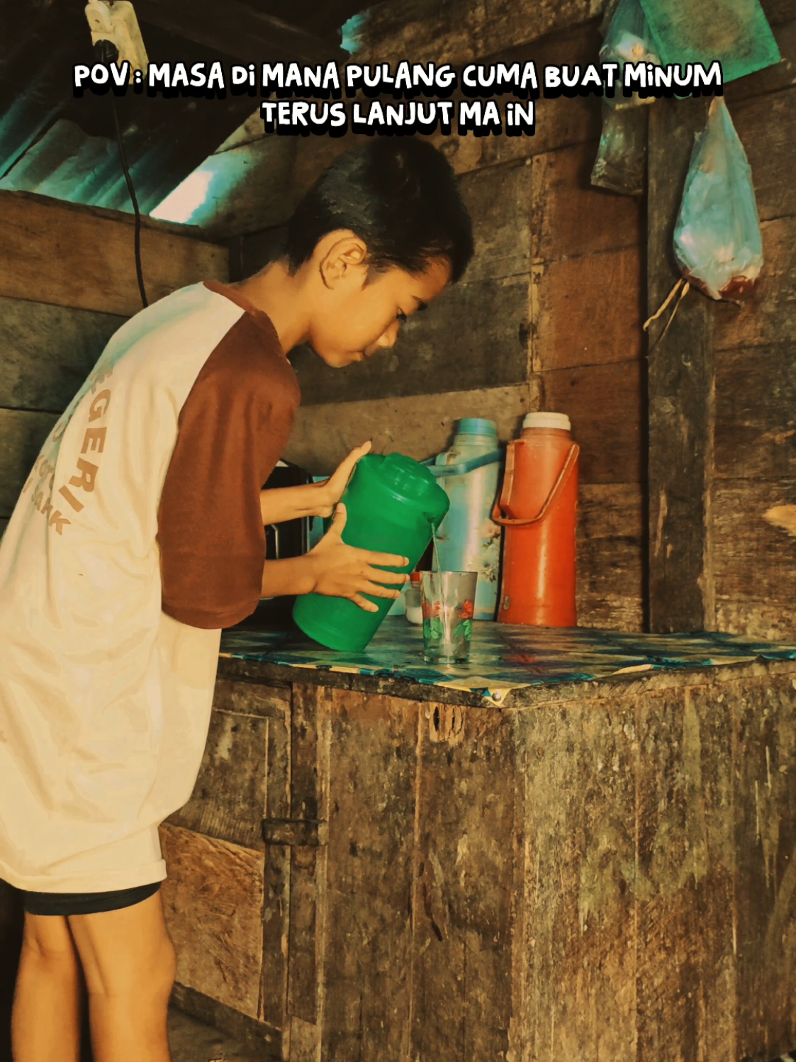 siapa nih,waktu kecil pulangnya buat minum habis tu lanjut main? #nostalgia90an #masakecil #anakdesa #90s #jamandulu 