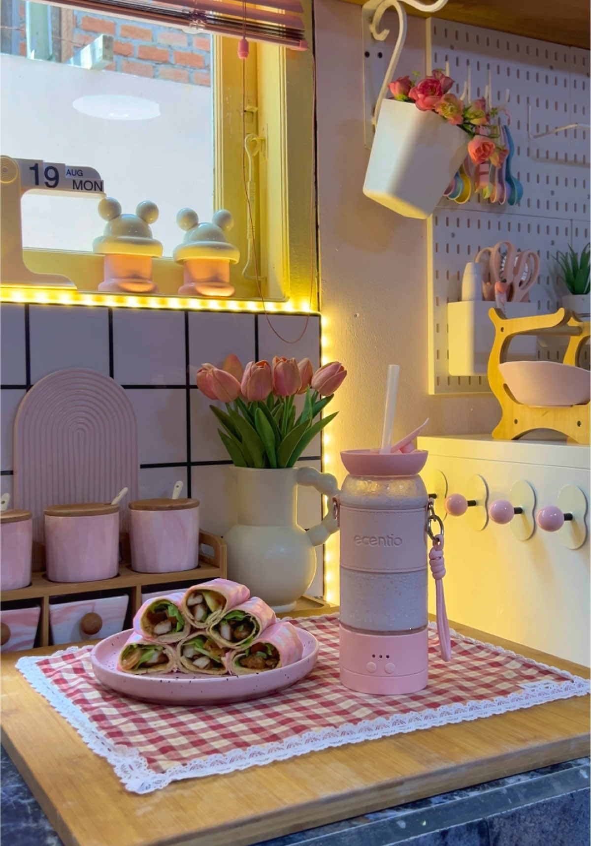 Ternyata kita bisa kok bikin sarapan yang gak cuma sehat aja tapi juga enak, buat kalian yang suka banget makan kebab boleh coba kebab versi sehat ini kalorinya lebih rendah tapi rasa tetap enak Bahan kulit tortilla 30gram oatmeal 90ml air 1 butir telur Sedikit garam untuk isian bebas sesuai selera aja Happy Cooking ✨ #juicerportable #ecentio #juicerecipes #idesarapan #idemasak 