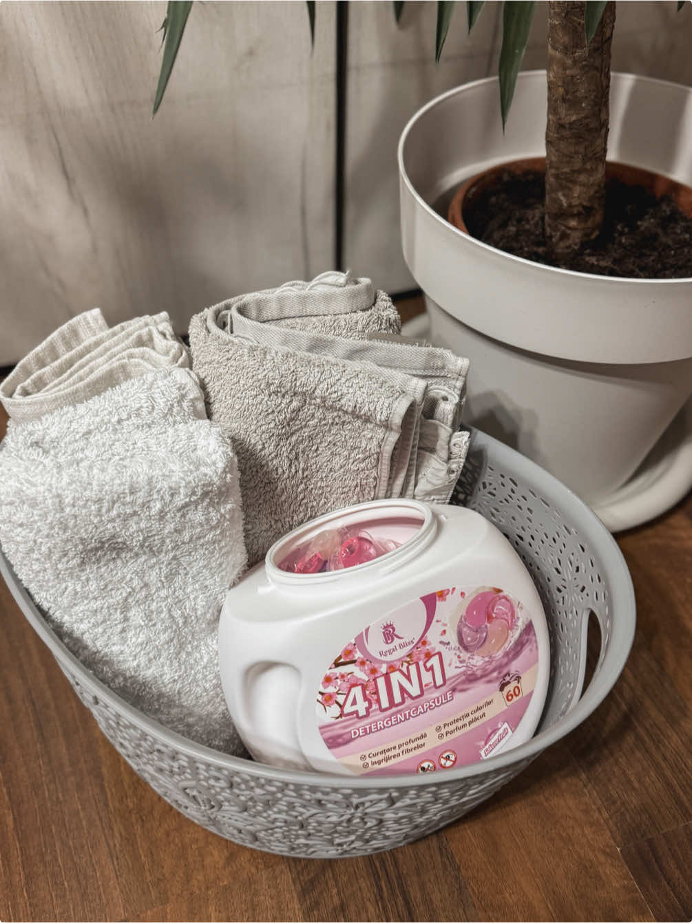 🧺✨ Zi de spălat? Nici o problemă când ai alături Regal Bliss 4 în 1 Sakura Fruits 🌸      Am început cu un coș plin de haine și am testat noul detergent capsule și… wow! Am pus o singură capsulă, hainele și am lăsat mașina să-și facă magia. Rezultatul? Rufe perfect curate, culori vii și un miros absolut divin! 😍      Cea mai bună parte? Senzația aceea când scoți rufele din mașină și mirosul te cucerește instant 💕 . . P R| @Regal Bliss , mulțumesc frumos!🩷 . . . #laundry #cleaning #cleaninghacks #monday #videoviral 