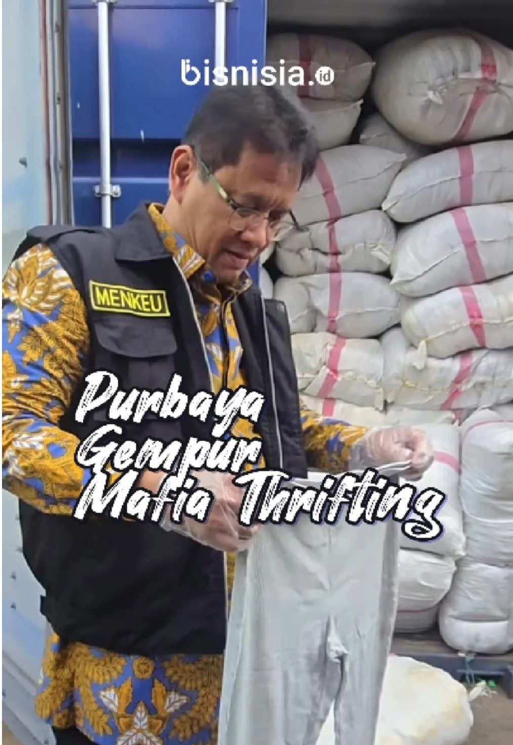 Menteri Keuangan Purbaya Yudhi Sadewa menyatakan perang terhadap mafia impor pakaian bekas yang merusak industri dalam negeri. Sidak di Cikarang membuka fakta mencengangkan: bukan cuma pakaian bekas, tapi juga barang “last season” dari luar negeri yang disamarkan seolah bekas. Barang impor ilegal ini menekan harga pasar, membunuh jutaan pelaku UMKM tekstil, dan membuka celah penyelundupan. Setiap baju bekas impor yang kamu beli, sama artinya dengan mematikan usaha pengrajin lokal. #PurbayaYudhiSadewa #MafiaThrifting #BajuBekasImpor #LawanImporIlegal #EkonomiLokal        