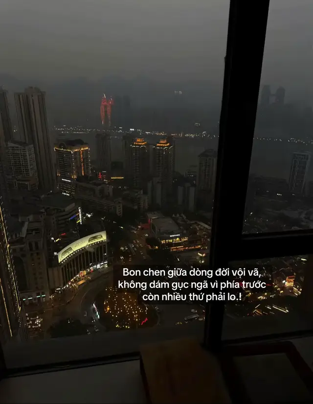 Bon chen giữa dòng đời vội vã, không dám gục ngã vì phía trước còn nhiều thứ phải lo.!#stthaymoingay #xuhuongtiktokk #xhuong 