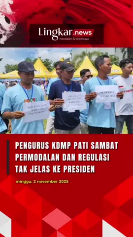 Pengurus Kopdes Merah Putih Pati Sambat Permodalan dan Regulasi Tak Jelas ke Presiden Pengurus Koperasi Desa Merah Putih Kabupaten Pati menuntut kejelasan program koperasi desa yang digagas Presiden RI Prabowo Subianto. Protes pengurus Kopdes Merah Putih itu disampaikan dalam kegiatan bertajuk Kopdes Festival yang berlangsung di eks Bakorwil Pati 1-2 November 2025. Ketua Panitia Kopdes Festival, Gigih Suwarsono, mengaku sejak peluncuran program Kopdes Merah Putih pihaknya masih belum bisa mengakses permodalan yang akan difasilitasi pemerintah. “KMP di seluruh Indonesia pada dasarnya sudah jalan, tetapi mati suri kaena kurangnya dukungan dan tidak adanya infrastruktur yang jelas,” ujarnya, Minggu, 2 November 2025. Bukan saja soal akses permodalan, Gigih juga menuntut adanya regulasi operasional koperasi yang jelas dari tingkat desa hingga pemerintah pusat. “Saat ini kami kebingungan, permodalan tidak ada. Potensi kami ada, tetapi diminta untuk menjual, hanya menjadi agen LPG, itupun seratus sebulan dan itu harus bersaing dengan pengusaha kecil, dengan toko kelontong. Ini jelas bukan sesuatu hal yang semestinya terjadi,” tegasnya. Gigih mewakili pengurus Kopdes Merah Putih di Pati meminta secara khusus kepada Presiden RI Prabowo Subianto agar memberikan keleluasaan dalam menjalankan usaha, bukan sekadar menjadi perpanjangan tangan BUMN. “Berikan kami keleluasaan untuk menjalankan usaha sesuai dengan potensi dan apa yang kita miliki. Tidak hanya sebagai agen BUMN,” pungkasnya. #lingkarjateng #Lingkarjatengid #Lingkarnews #pati #Kopdesmerahputih #kdmp #patiupdate #Keluhan #sambat #patiterkini #prabowo #prabowosubianto #Bumn #pengurus #modal #regulasi #fypdong #fypp #fypage #fyppppppppppppppppppppppp #fyp #fypシ゚viral🖤tiktok #abcxyz #fypシ゚ #fypppppppppppppp 