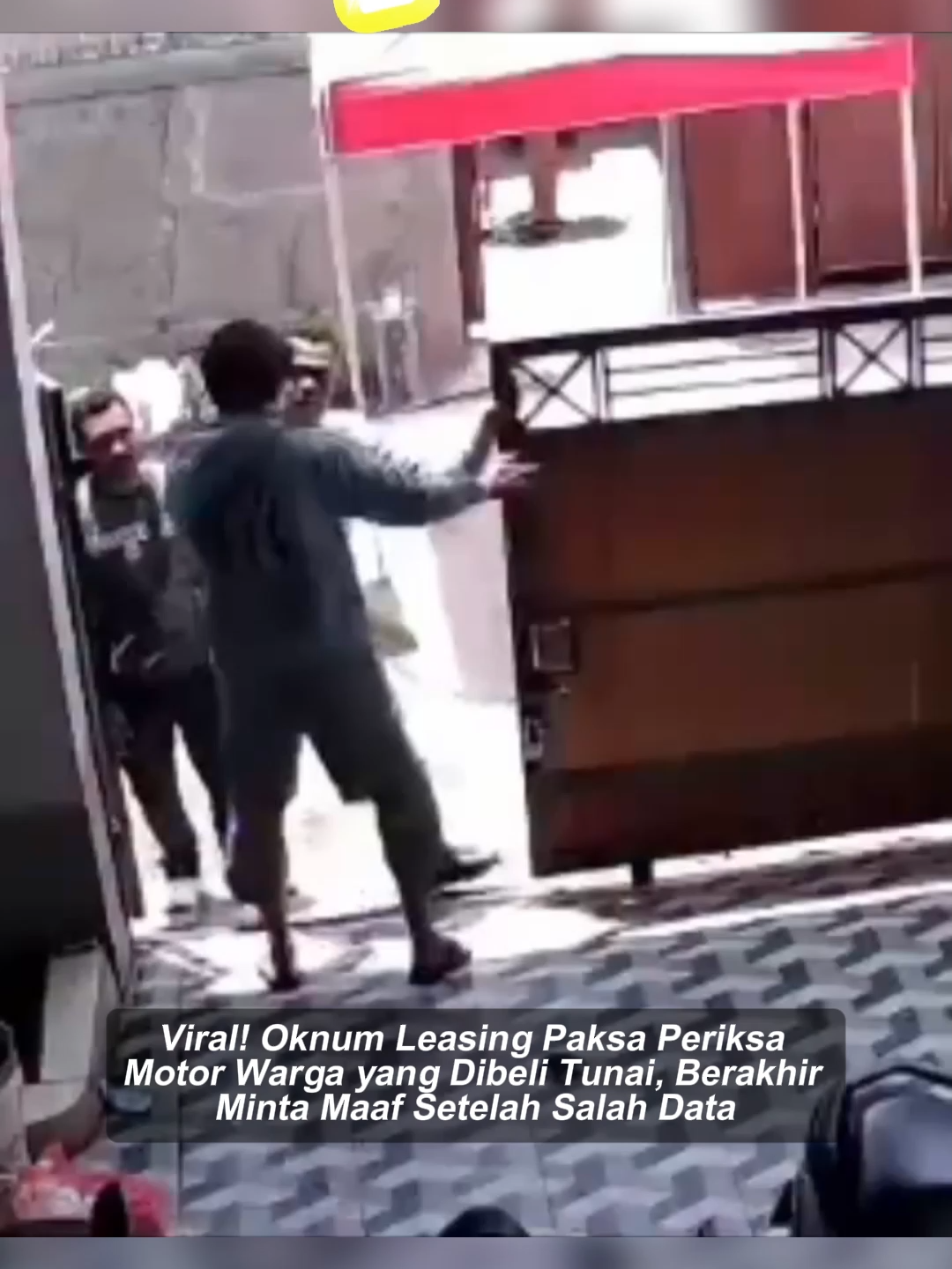 Sebuah video yang merekam perdebatan antara seorang warga pemilik kendaraan dengan individu yang diduga oknum petugas leasing, viral di media sosial baru-baru ini. Insiden tersebut dipicu oleh tindakan oknum leasing yang bersikeras memaksa untuk memeriksa sepeda motor milik warga, yang hanya didasarkan pada kesamaan nomor plat kendaraan. Dalam rekaman yang beredar, terjadi adu argumen alot antara kedua belah pihak. Pemilik kendaraan dengan tegas menolak pemeriksaan tersebut. Ia menjelaskan bahwa sepeda motor yang dimilikinya dibeli secara tunai atau lunas, sehingga tidak seharusnya menjadi target penagihan atau pengecekan oleh pihak leasing. 