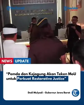 ⚖️ Dedi Mulyadi Dorong Hukum yang Lebih Humanis! Gubernur Jabar ini mengumumkan, Pemda se-Jawa Barat akan teken MoU dengan Kejagung untuk memperkuat restorative justice sistem hukum yang menekankan pemulihan sosial, bukan sekadar hukuman. 🗣️ “Masalah hukum harus diselesaikan secara sosial dan berkeadilan,” ujar Dedi. Melalui program ini, warga pelaku kasus ringan karena ekonomi akan dibantu lewat: 💚 Pendampingan sosial, 💼 Bantuan ekonomi, 🧹 Hingga kesempatan kerja di lingkungan pemerintah. Langkah ini diharapkan jadi awal menuju keadilan yang lebih manusiawi dan berpihak pada rakyat. ❤️ Like kalau Tribunners setuju hukum harus memulihkan, bukan menghukum! 💬 Komentar pendapat Tribunners tentang restorative justice! 🔁 Share biar makin banyak yang tahu langkah baik ini dari Jawa Barat. Reporter: Deanza Falevi  #tribunjabar #newsupdate #dedimulyadi  #restorativejustice  #keadilansosial 