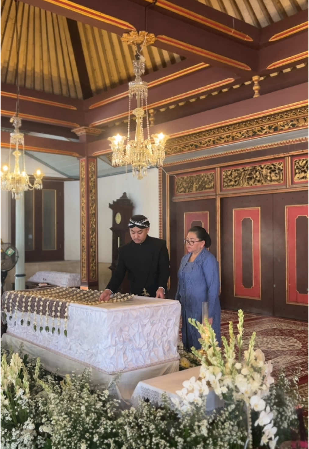 Semoga diberi ketabahan dan kekuatan nggih Kanjeng Gusti. Turut berbela sungkawa 🙏🏼💐 #kratonsolo #pakoeboewonoxiii #putramahkota #kratonsoloberduka #soloterkini #surakarta24jam 