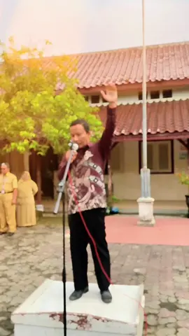 Terima kasih atas dedikasi dan pengabdian Bapak Drs. Agus Salim, selama menebar ilmu dan inspirasi di SMPN 1 Blora. Perjalanan panjang penuh makna telah terukir dalam setiap langkah, nasihat, dan tawa di ruang kelas. Selamat menikmati masa purna tugas, Bapak. Jasa Bapak akan selalu menjadi bagian dari perjalanan kami. 🌟 #PurnaTugas #GuruInspiratif #SMPN1Blora #TerimaKasihGuru @rofiq 