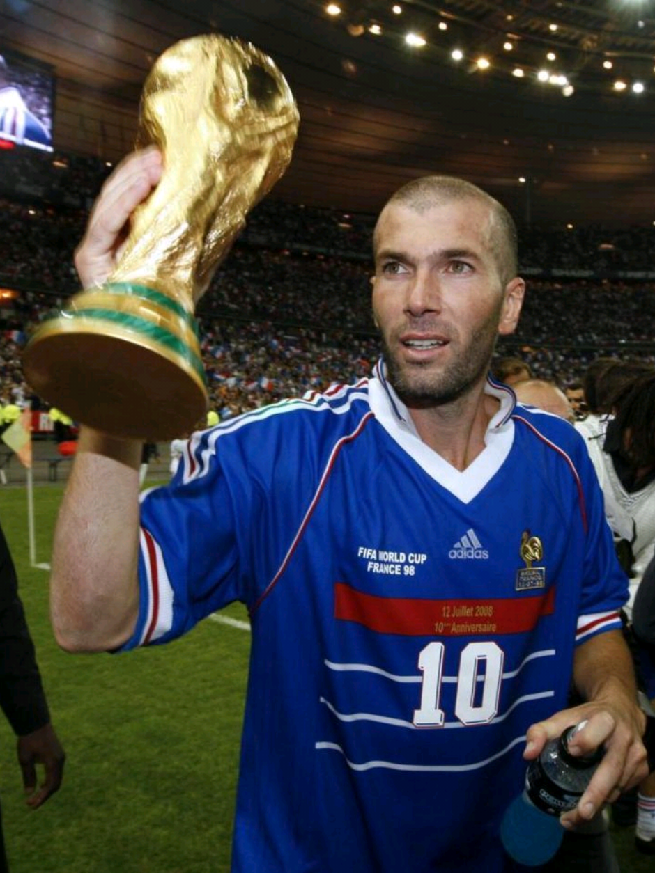Zizou (Zinedine Yazid Zidane) sinh ngày 23 tháng 6 năm 1972. Đcược biết đến phổ biến với biệt danh là Zizou, là huấn luyện viên bóng đá và cựu cầu thủ người Pháp thi đấu ở vị trí tiền vệ tấn công. Zidane từng cùng Đội tuyển bóng đá quốc gia Pháp lên ngôi vô địch FIFA World Cup lần đầu tiên năm 1998 và ngôi vô địch UEFA Euro năm 2000. Ở cấp CLB, ông tỏa sáng trong màu áo của Juventus và Real Madrid, giúp 2 câu lạc bộ này giành nhiều danh hiệu ở châu Âu cũng như quốc gia. Với phong cách hào hoa, nhãn quan chiến thuật và kỹ thuật cá nhân điêu luyện, ông được đông đảo các cổ động viên và chuyên gia bóng đá coi như một trong những cầu thủ xuất sắc nhất của mọi thời đại. Cùng với Ronaldo de Lima, Zidane từng là cầu thủ lập kỉ lục về số lần được trao giải Quả bóng vàng thế giới của FIFA với 3 lần vào các năm 1998, 2000 và 2003. Ông cũng là chủ nhân của danh hiệu Quả Bóng Vàng năm 1998. Năm 2001, Zidane chuyển đến Real Madrid với mức phí chuyển nhượng lập kỉ lục thế giới lên đến 76 triệu euro.Vào tháng 7 năm 2006, Zidane chính thức giã từ sự nghiệp cầu thủ với danh hiệu Quả bóng vàng World Cup 2006, sau khi cùng đội tuyển Pháp đoạt danh hiệu Á quân. Ông là một trong 4 cầu thủ ghi bàn trong 2 trận chung kết World Cup, cũng là một trong số 4 cầu thủ ghi nhiều bàn thắng nhất trong các trận chung kết World Cup với 3 bàn thắng. Ngoài ra Zidane còn để lại hình ảnh rất ấn tượng sau khi nhận thẻ đỏ trong trận chung kết vì húc đầu vào hậu vệ Marco Materazzi của đội tuyển Ý. Zidane giành được nhiều danh hiệu cao quý dành cho tập thể (gồm World Cup, Euro, Champions League, giải Vô địch quốc gia) lẫn cá nhân (Quả bóng vàng thế giới, Quả bóng vàng châu Âu, Quả bóng vàng World Cup, Cầu thủ xuất sắc nhất Euro, Cầu thủ xuất sắc nhất châu Âu cấp câu lạc bộ, Cầu thủ xuất sắc nhất quốc gia (tại cả Pháp, Italia và Tây Ban Nha). Ông được lựa chọn trong danh sách 100 huyền thoại sống vĩ đại nhất của bóng đá thế giới (FIFA 100) vào năm 2004. Cũng trong năm này, ông được người hâm mộ ở châu Âu bầu chọn là 
