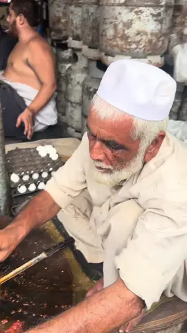 Making tawa kaleji with 50 years experience #VIRLVIDEOFOOD #100kviews ##virlsvideo #streetfood #FOODSTREET 