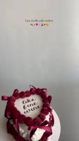 The last bundle to go out before I start my maternity leave 🥹🫶🏼 #cakeinspo #cakedecorating #baker #caketok #cake 