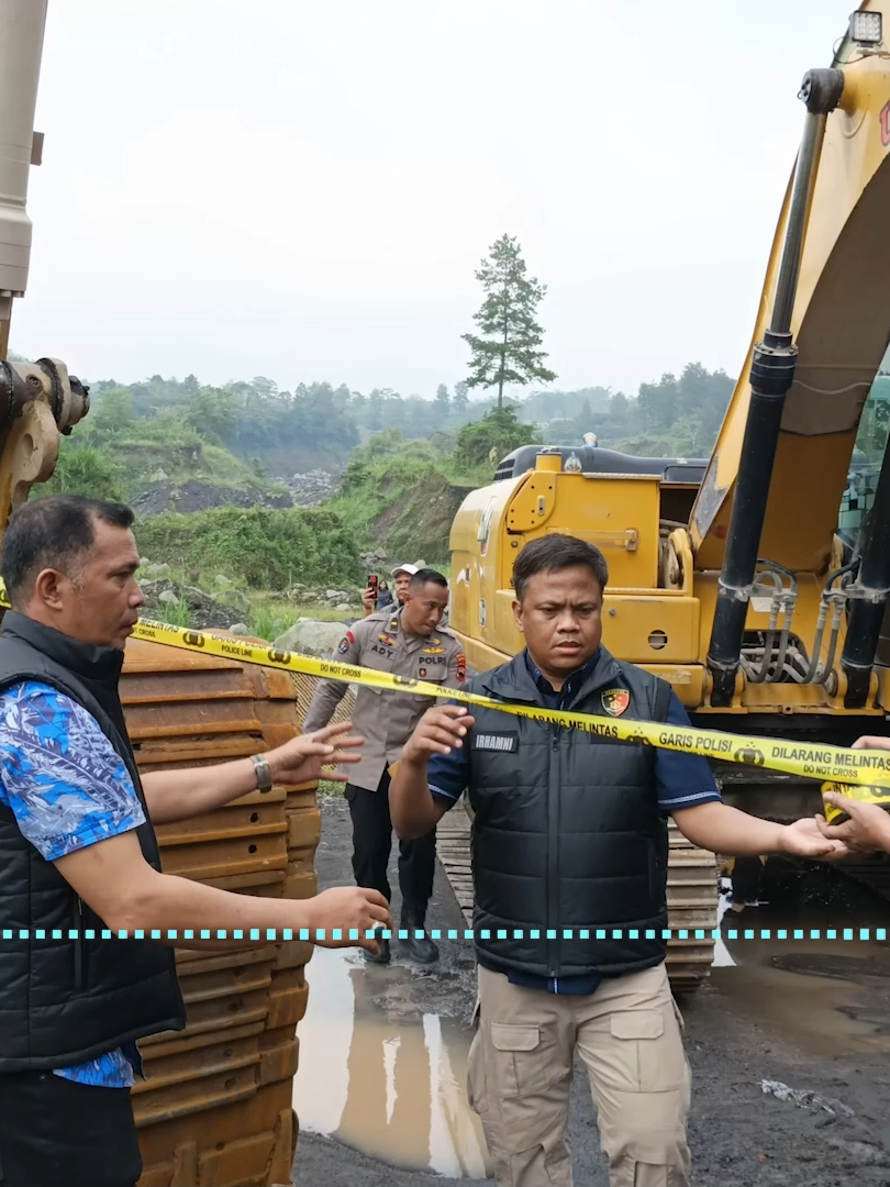 Baris krim Mabes Polri tutup alokasi penambangan ilegal di Lereng, Gunung Merapi.   Lokasi penambangan tersebut berada di daerah Ngablak, Kecamatan Srumbung, Kabupaten Magelang.   Dari hasil pemeriksaan ke sejumlah saksi, polisi menyebut nilai transaksi di aktivitas penambangan ilegal ini mencapai di angka sekitar Rp3 triliun.   Dan kurang lebih ada 39 depo yang menampung dari 36 titik tambang ilegal di lokasi yang ditutup tersebut.   Direktur Tindak Pidana Tertentu Baris Krim Polri Brikjen Pol Mohamad Irhamni mengungkapkan  angka Rp3 triliun ini keluarga Fast merupakan hasil dari penambangan ilegal selama dua tahun terakhir.   Irhamni juga menambahkan Rp3 triliun didapatkan dari sekitar 21 juta meter kubik kapasitas produksinya. #radiofastfmmagelang #magelang #berita
