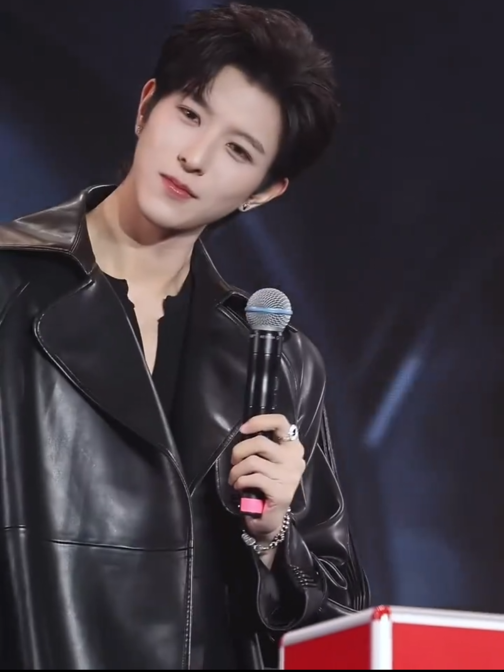 Ảnh rất biết cách thả thính quyến rũ luôn á trừi, thề cái vibe đẹp trai bad bad này cuốn dã man, thả ra có khi còn đào hoa hơn cả Thịnh Thiếu Du #kipukaqiu #qiudingjie #khaudinhkiet #邱鼎杰 #xuhuong 