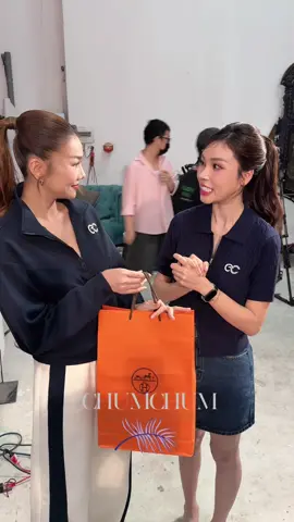 Bà chủ Ecochic cực tinh tế khi chuẩn bị quà sẵn để gửi cho host Thanh Hằng và ca sĩ Hồ Ngọc Hà ở buổi chụp hình ra mắt sản phẩm mới của Ecochic #ChumChum #BiMatVbiz #ecochic #hongocha #ecochicbychumchum 