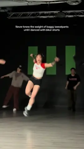 It was the Halloween cheerleader outfit but I was too lazy to put on the skirt😳 #housedance #housedancer #danceoutfit #danceroutfit #halloweendance 