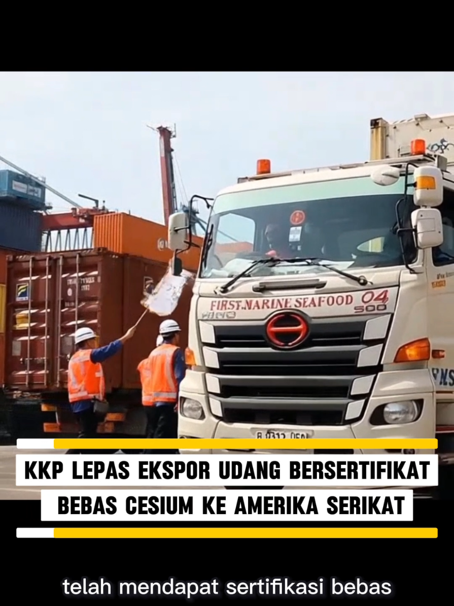 KKP Lepas Ekspor Udang Bersertifikat Bebas Cesium ke Amerika Serikat #kkp #brin  TechnologyIndonesia.id – Kementerian Kelautan dan Perikanan (KKP) melepas shipment produk udang yang telah mendapat sertifikasi bebas Cesium 137 ke Amerika Serikat. Pelepasan ekspor perdana produk udang menggunakan sertifikat bebas Cesium 137 berlangsung di terminal kontainer Pelabuhan Tanjung Priok, Jakarta pada Jumat (31/10/2025). KKP melalui Badan Mutu juga telah menyiapkan skema dan tata laksana sertifikasi bebas Cs-137 sesuai dengan persyaratan yang ditetapkan oleh Food and Drug Administration (FDA) Amerika Serikat dan Import Alert #99-52. “Hal ini untuk memberikan pelayanan prima kepada masyarakat dan tentunya mendorong kegiatan ekspor udang yang sehat, bermutu serta aman dikonsumsi untuk keberterimaan di negara tujuan,” ungkap Ishartini, Kepala Badan Pengendalian dan Pengawasan Mutu Hasil Kelautan dan Perikanan (Badan Mutu KKP) dalam siaran resmi di Jakarta, Sabtu (1/11/2025). FDA AS telah menunjuk KKP sebagai Certifying Entity (CE) untuk udang Indonesia yang diekspor ke AS. KKP telah menyiapkan serangkaian proses bisnis sertifikasi Cs-137 bersama Badan Pengawas Tenaga Nuklir (Bapeten) serta Badan Riset dan Inovasi Nasional (BRIN) untuk memastikan udang yang diekspor ke AS bebas Cs-137 melalui kegiatan utama scanning dan testing pada titik kritis rantai produksi udang Indonesia khusus wilayah Jawa dan Lampung. “Hari ini 31 Oktober 2025 adalah tanggal entry into effect aturan Import Alert 99-52 di AS dan juga merupakan ekspor perdana udang Indonesia bebas Cs-137. Kita ingin tunjukkan bahwa Indonesia memiliki sistem jaminan mutu level internasional,” jelas Ishartini. Ishartini menjelaskan, ekspor perdana udang bebas Cs-137 ini terdapat 2 shipment dengan tujuan pelabuhan New York (NY) dan Los Angeles (LA). Setelah ekspor perdana tanggal 31 Oktober akan menyusul shipment selanjutnya pada 1 November dengan tujuan Miami dan Jacksonville, Amerika Serikat. Sebelumnya Menteri Kelautan dan Perikanan Sakti Wahyu Trenggono dalam berbagai kesempatan menegaskan komitmen KKP sebagai otoritas kompeten jaminan mutu produk perikanan dalam memberikan quality assurance di setiap rantai produksi perikanan sehingga produk yang dihasilkan bermutu dan aman bagi konsumen. (Foto: Dok. KKP)