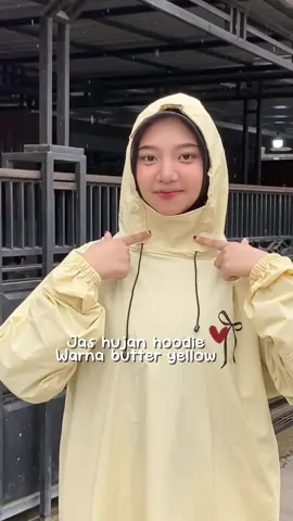 Dimana lagi bisa nemuin jas hujan warna kuning pastel yang selucu ini 😭❤️ #jashujanhoodie #jashujansetelan #jashujan 
