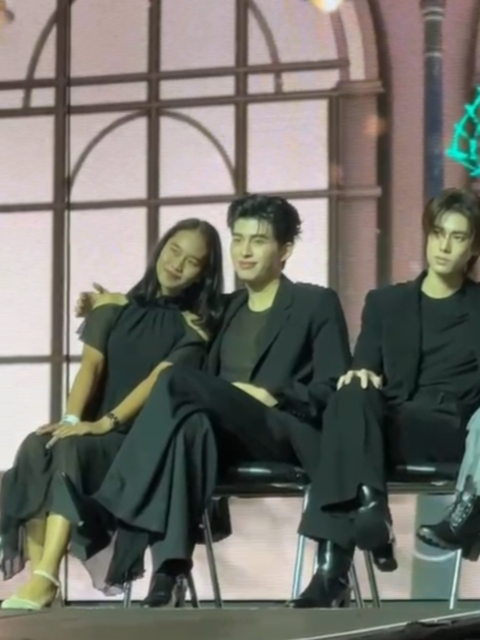 love both of ppw #pondphuwin #ppnaravit #phuwintang #fancon 