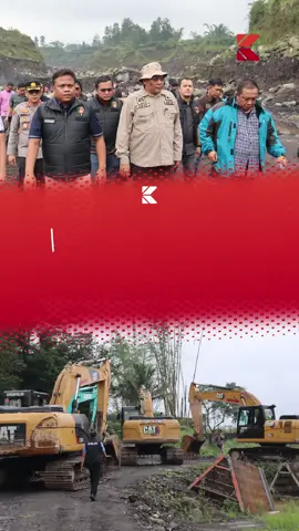 Kenapa tambang ilegal di Indonesia begitu sulit ditutup? Padahal, kerusakan lingkungannya sudah di depan mata — dari lereng Merapi hingga pesisir Lombok Barat. Dalam sepekan terakhir, Bareskrim Polri turun langsung menindak dua tambang besar yang merugikan negara hingga triliunan rupiah. Namun muncul pertanyaan baru: di mana peran Polres di daerah, dan mengapa penindakan harus dilakukan dari pusat? Menurut Brigjen Muhammad Irhamni, kendala di lapangan bukan sekadar soal hukum — tapi juga kedekatan sosial antara aparat daerah dan para pelaku. Itulah sebabnya Bareskrim kini memperluas pendampingan agar penegakan hukum berjalan di semua level. Presiden Prabowo sendiri mengakui, lebih dari seribu tambang ilegal masih beroperasi di Indonesia — sebagian bahkan disebut dibekingi aparat dan pejabat. Jadi, apa yang sebenarnya menghambat penertiban tambang ilegal? Struktur hukum, tekanan sosial, atau kepentingan yang lebih besar? Kabarlurus — mencari jernih di antara yang keruh. #Kabarlurus #BareskrimPolri #TambangIlegal #TambangPasir #Merapi 