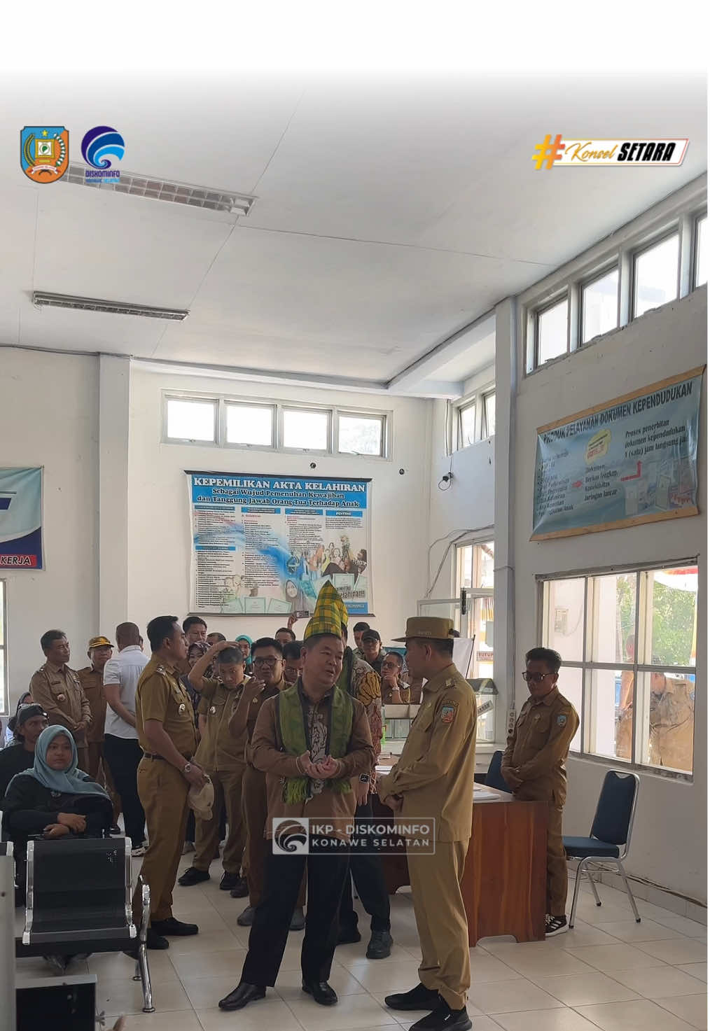 Kunjungan kerja Dirjen Dukcapil Kemendagri RI di Kabupaten Konawe Selatan menjadi momentum penting dalam memperkuat pelayanan administrasi kependudukan yang lebih cepat, akurat, dan berintegritas. Dukcapil hadir untuk melayani masyarakat, dari pusat hingga ke daerah. 💪🇮🇩 #KonaweSelatan #konselsetara #andoolo #kemendagri #fyp 