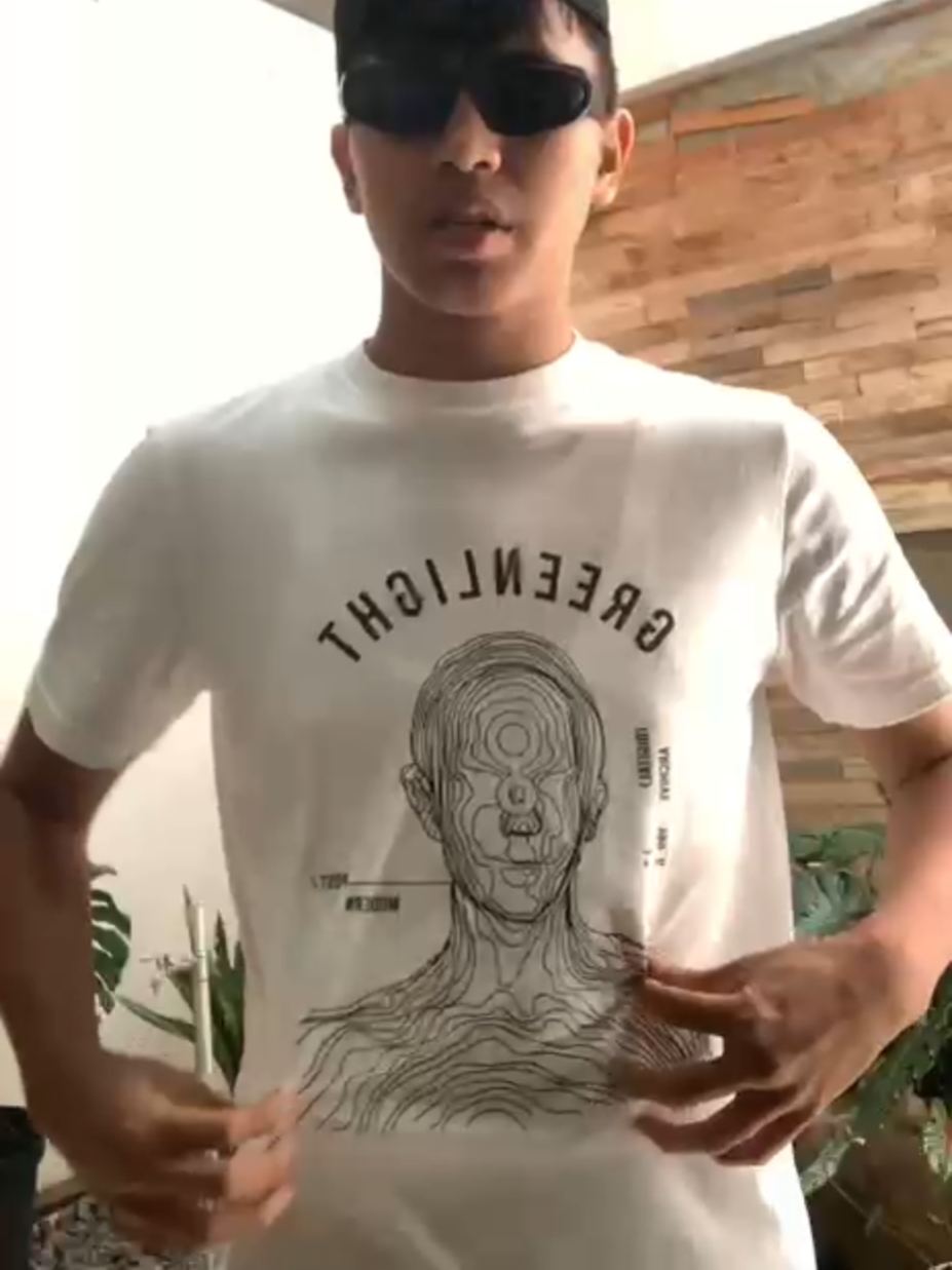 yang mau samaan t-shir nya cek dikeranjang kuning sekarang lagi promo #greenlight #tshirt #kaoskeren