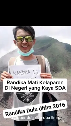 Randika Alzatria Syaputra, seorang pemuda yang pernah viral karena menyerahkan diri ke polisi demi bisa makan, ditemukan meninggal dunia di teras rumah warga di Cilacap pada Oktober 2025. Di samping tubuhnya ditemukan surat bertuliskan: “Aku broken home. Kalau aku meninggal, tolong kirim jenazahku ke Palembang.” Kisah ini bukan sekadar berita duka, tapi pengingat bahwa masih banyak saudara kita yang hidup di batas kelaparan dan kesepian. Kadang mereka tak terdata, tak tercatat, dan akhirnya tak tertolong. Semoga kisah Randika menjadi doa bagi semua yang sedang berjuang sendirian di jalanan — agar selalu ada tangan yang mau menolong, dan hati yang mau peduli. Mari kita bangun lebih banyak rumah singgah, lebih banyak empati, dan lebih banyak harapan. #Randika #renungan  #DinasSosial #Indonesia #kisahnyata 