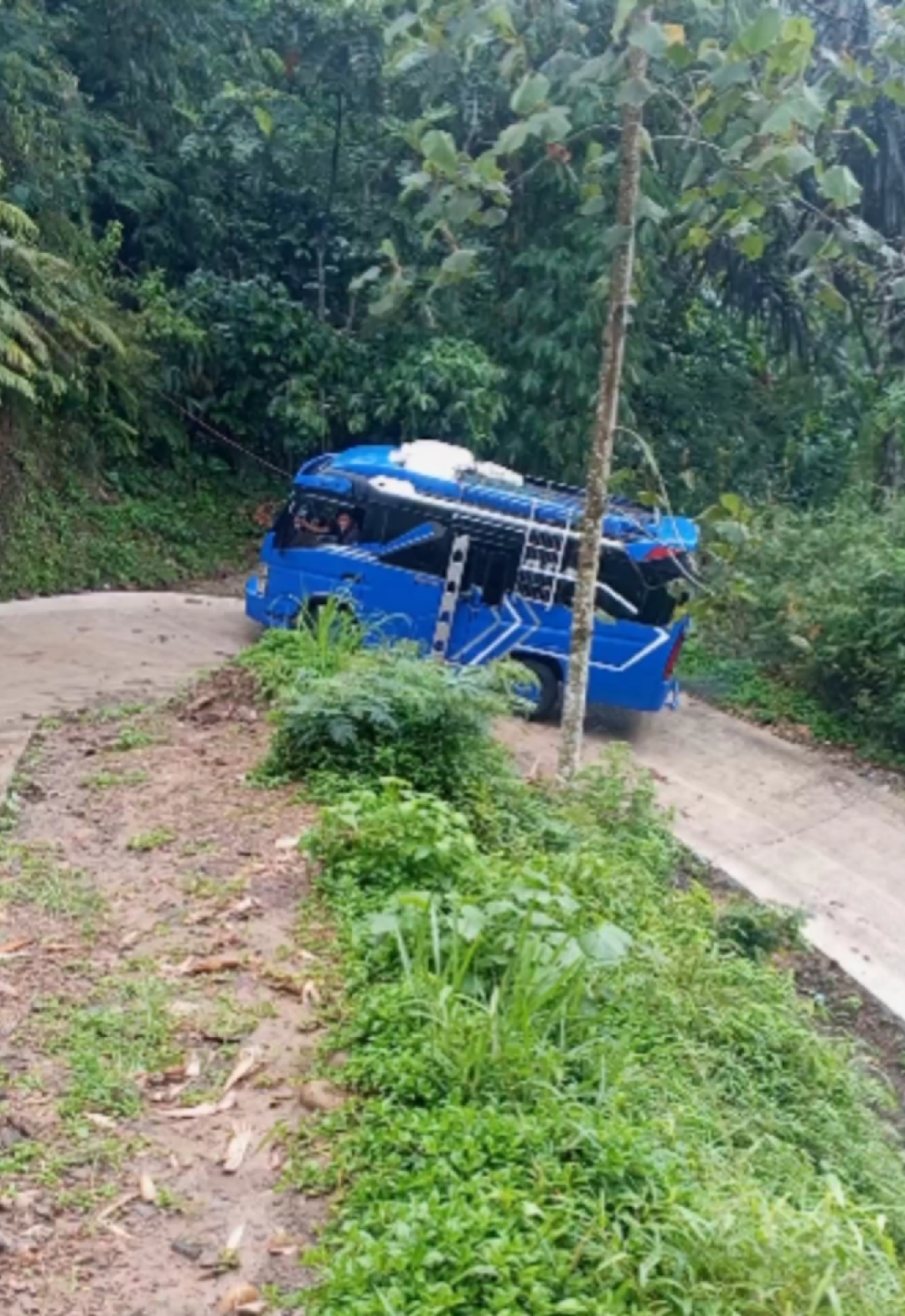 lagi selip di kelokan mesin tiba tiba mati #jalanpedesaan #fyp #viral #mobil #mobilangkutan 