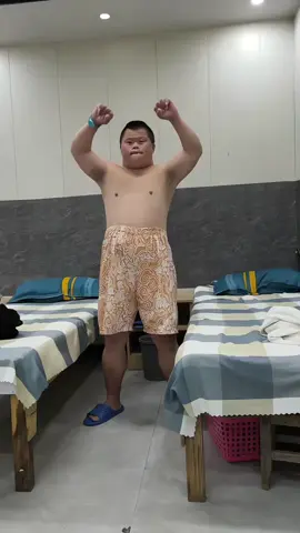 带小胖蒸个桑拿，顺便教大家几招功夫#明星小胖 #武术 #功夫 