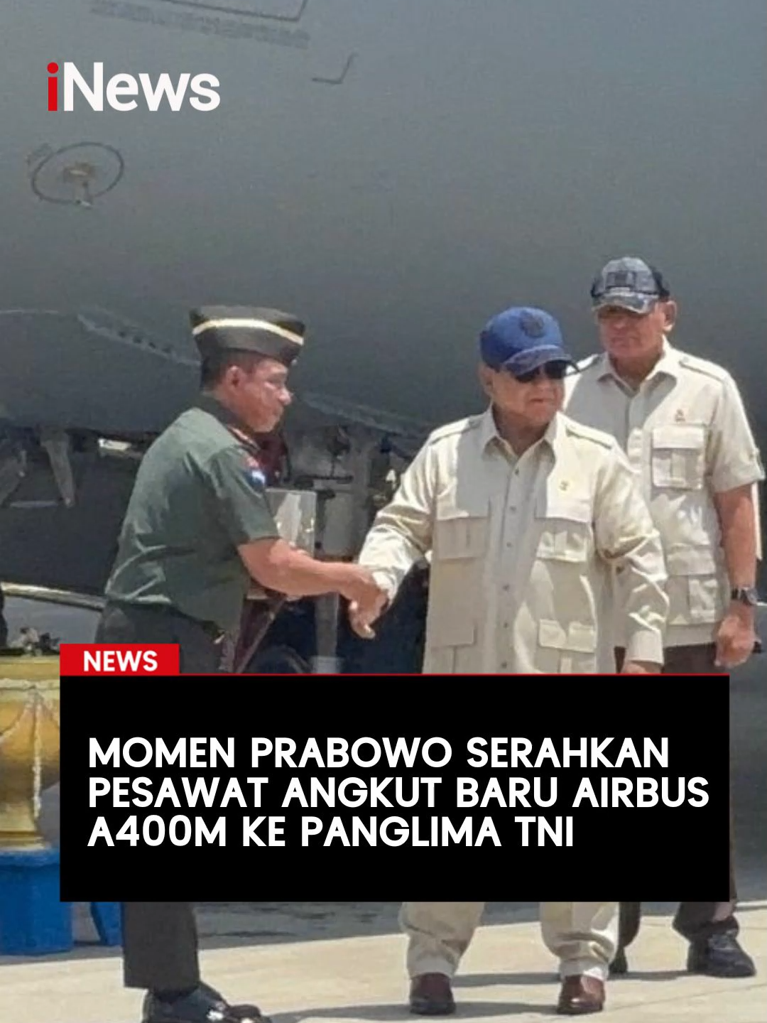 Pesawat angkut baru yang dimiliki TNI Angkatan Udara (AU) Airbus A400M telah mendarat di Lanud Halim Perdanakusuma, Jakarta Timur. Presiden Prabowo Subianto menyerahkan pesawat itu secara simbolis kepada Panglima TNI Jenderal Agus Subiyanto. Adapun penyerahan simbolis itu dilakukan di Baseops Lanud Halim Perdanakusuma, Jakarta Timur, Senin (3/11/2025). Prabowo tiba di lokasi pada pukul 10.50 WIB. Prabowo mulanya menyerahkan kunci pesawat secara simbolis kepada kepada Panglima TNI Jenderal Agus Subiyanto. Kemudian Panglima TNI menyerahkannya kepada Kepala Staf Angkatan Udara (KSAU) Marsekal TNI M. Tonny Harjono. #Prabowo #Presiden #PanglimaTNI #AgusSubiyanto