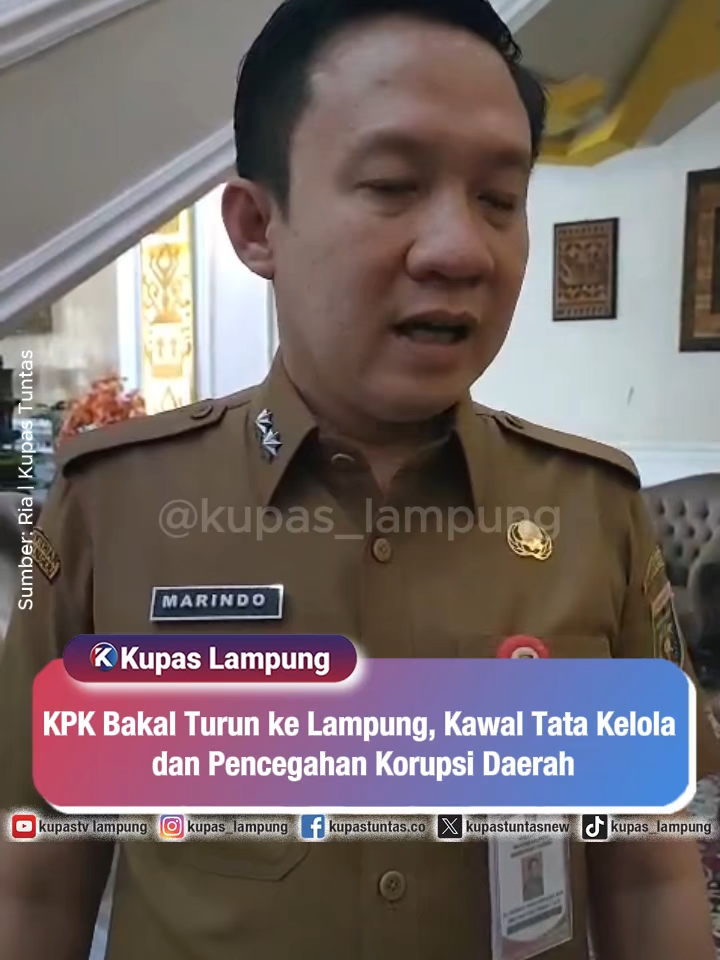 KPK Bakal Turun ke Lampung, Kawal Tata Kelola dan Pencegahan Korupsi Daerah . . Komisi Pemberantasan Korupsi (KPK) dijadwalkan melakukan kunjungan kerja ke Provinsi Lampung pada Rabu, 5 November 2025, untuk memperkuat tata kelola pemerintahan daerah melalui program Koordinasi, Supervisi, dan Pencegahan (Korsupgah). Sekretaris Daerah Provinsi Lampung, Marindo Kurniawan, mengatakan Lampung menjadi salah satu daerah yang mendapat pembinaan langsung dari pimpinan KPK sebagai bagian dari upaya memperkuat area pencegahan korupsi di tingkat daerah. Kegiatan yang akan digelar di Balai Keratun itu akan dihadiri Gubernur Lampung, Bupati/Wali Kota se-Lampung, Forkopimda, serta para kepala OPD strategis dari sektor pelayanan publik. Fokus pembinaan meliputi pengelolaan pengadaan barang dan jasa serta tata kelola pembangunan agar pelaksanaannya lebih efektif, efisien, dan bebas dari praktik korupsi. - Untuk berita selengkapnya, baca di kupastuntas.co dan berdikari.co - #KPK #AntiKorupsi #PencegahanKorupsi #PemerintahanBersih