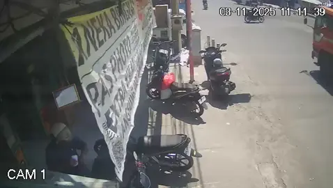 Kecelakaan lalu lintas di Jalan Singaraja-Seririt, Kelurahan Seririt, Buleleng, Senin (3/11/2025) siang. Kecelakaan melibatkan truk dengan sepeda motor. Satu orang dilaporkan meninggal dunia akibat kecelakaan ini.