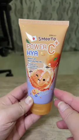 💛 Smooto Power C+ Hya Bright Up Moisturizing Gel เจลบำรุงผิวหน้า สูตรเข้มข้นจากวิตามินซีและไฮยาลูรอน ช่วยให้ผิวดูกระจ่างใส ชุ่มชื้น อิ่มน้ำ ไม่หมองคล้ำ คุณสมบัติเด่น ✨ วิตามินซีเข้มข้น ช่วยลดเลือนจุดด่างดำ ฝ้า กระ และรอยสิว 💧 ไฮยาลูรอนิกแอซิด เติมความชุ่มชื้นให้ผิวดูอิ่มฟู 🍊 สารสกัดส้มยูซุและเลมอน เพิ่มความกระจ่างใสอย่างเป็นธรรมชาติ 🌤 เนื้อเจลบางเบา ซึมเร็ว ไม่เหนียวเหนอะหนะ เหมาะกับอากาศร้อน 🌙 ใช้ได้ทั้งเช้าและก่อนนอน หรือก่อนแต่งหน้าให้ผิวดูฉ่ำใส #smooto #เจลเพาเวอร์ซี #ผิวชุ่มชื่นกระจ่างใส #ผิวใส #หน้าใส 