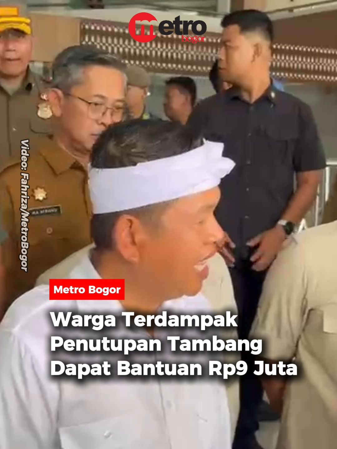 Pemerintah Provinsi Jawa Barat mulai menyalurkan kompensasi bagi warga terdampak penutupan tambang di tiga kecamatan Kabupaten Bogor, yakni Cigudeg, Rumpin, dan Parung Panjang. Gubernur Jawa Barat Dedi Mulyadi atau KDM mengatakan, tahap pertama bantuan telah disalurkan sebesar Rp3 juta per orang, sementara tahap kedua sebesar Rp6 juta akan dicairkan pada Januari 2026. Dedi  menyoroti rendahnya upah pekerja tambang yang hanya berkisar Rp50 ribu–Rp80 ribu per hari, serta ketimpangan ekonomi yang ditimbulkan sektor tambang. “Yang kaya makin kaya, yang miskin makin miskin,” tegasnya. Pemprov Jabar kini bekerja sama dengan pakar ITB dan IPB untuk menyusun rekomendasi penataan sektor tambang, termasuk perbaikan sistem pajak agar memberi manfaat langsung bagi masyarakat sekitar. Sementara itu, Bupati Bogor Rudy Susmanto menyebutkan sekitar 9.000 kepala keluarga (KK) telah terdata sebagai penerima bantuan.  Penyaluran dilakukan langsung ke rekening Bank BJB agar lebih transparan dan akuntabel. 🎥: Fahriza/Metro Bogor #metrobogor #bacametrobogor #gubernurjabar #kdm #wargaterdampaktambang #dapatbantuan9juta #tambangbogor #Kebijakangubernur