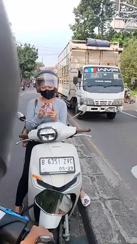 Akibat Lawan Arah, Dua Pengendara Motor ini Malah Cekcok dan Saling Rekam, Greget! Kronologi kejadian di Parung Panjang, mba nya sudah jelas salah lawan arah pas di suruh putar balik malah gak mau dan kekeh diam disana, di diamin dengan harapan bakal putar balik, tak lama setelah itu mba nya malah vidiokan pemotor di jalur yang benar.  Hal tersebut sangat berbahaya karena dapat menyebabkan kecelakaan serta kemacetan. Pada akhirnya kedua pengendara ini terlibat cekcok dan dipisahkan oleh warga sekitar lokasi kejadian. #beritaviral #beritanetralasia #viral #fypシ゚ #beritatiktok 