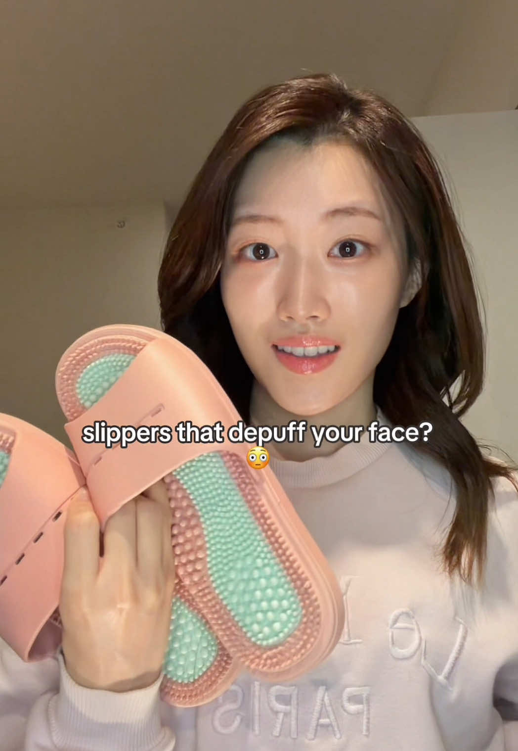 Slippers that depuff your face??😳  The ones I bought are from amazon. I’ll link them there! . . . #kbeauty #kbeautytips #koreanskincare #antiaging #depuff 