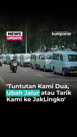 Komunitas Persatuan Pemilik dan Sopir Mikrolet M02 trayek Kampung Melayu–Pulogadung menuntut kejelasan dari Dinas Perhubungan (Dishub) DKI Jakarta dan Transjakarta terkait tumpang tindih jalur dengan Mikrotrans/JakLingko JAK41. Perwakilan komunitas, Ilham, menegaskan bahwa para sopir tidak melakukan pengadangan terhadap armada Mikrotrans, melainkan menuntut kepastian atas nasib mereka. Menurut Ilham, ada dua tuntutan utama yang telah mereka sampaikan sejak September lalu: perubahan jalur JAK41 agar tidak sama dengan M02, atau jika tidak disetujui, agar 46 unit mikrolet M02 bisa bergabung ke dalam layanan JakLingko. Ia menjelaskan, rute kedua moda kini identik 100 persen, sama-sama melayani trayek Kampung Melayu–Pulogadung, sehingga para sopir merasa dirugikan. Pihak komunitas mengaku sudah beberapa kali melakukan pertemuan resmi dengan Transjakarta, Sudin Perhubungan Jakarta Timur, dan DPRD DKI Jakarta, namun belum ada keputusan final. Meski sempat membatalkan aksi demonstrasi karena ada kesepakatan sementara pada 13 Oktober, hingga kini belum ada tindak lanjut konkret. Para sopir menyatakan akan menunggu kejelasan hingga 3 November, dan jika belum ada hasil, mereka berencana menggelar aksi lanjutan pada 5 November di tiga lokasi: Sudin Perhubungan Jakarta Timur, Dishub DKI Jakarta, dan DPRD DKI Jakarta. 📸: Dok. kumparan/Amira Nada. Follow WhatsApp Channel kumparan untuk dapat Informasi terpercaya dikirim langsung ke WhatsApp kamu. Ketik kum.pr/WAchannel di browser kamu sekarang, agar bisa share informasi tanpa ragu. #newsupdate #update #news #videonews #mikrotrans #jaklingko #angkot #sopir #mikrolet #kampungmelayu #pulogadung #jak41 #info #beritaterkini #berita #infoterkini #bicarafaktalewatberita #kumparan